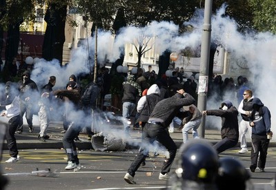 Anti-gay protesters clash with riot policemen in Belgrade October 10, 2010. A huge force of about 5,000 Serbian police clashed repeatedly with anti-gay protesters on Sunday, leading to arrests and many injuries as Belgrade hosted its first gay rights rally in nearly a decade. REUTERS/Marko Djurica (SERBIA - Tags: CIVIL UNREST POLITICS SOCIETY)